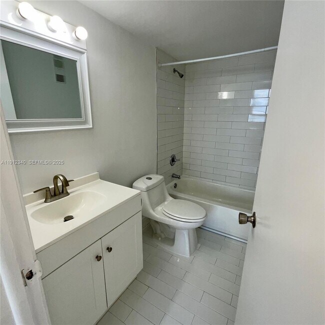 Building Photo - 770 Claughton Island Dr