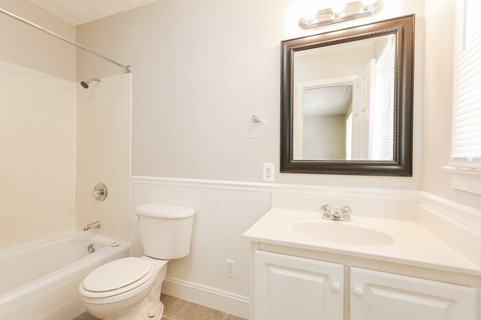 Building Photo - 12 Woodleigh Dr