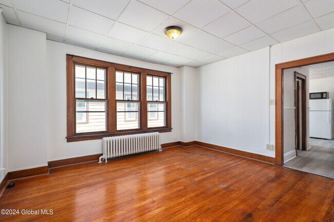 Building Photo - 52 Forest Ave
