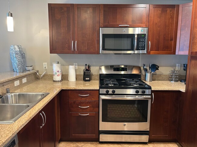 Building Photo - Hi Rise One Bedroom Condo