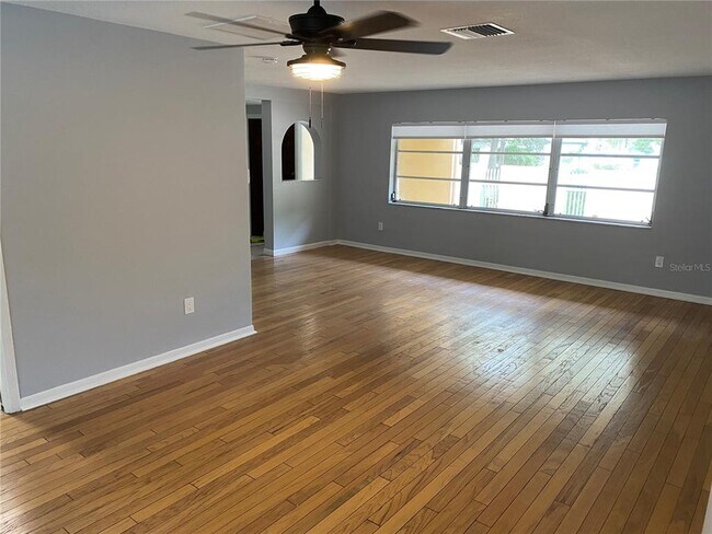 Building Photo - 701 Bluff View Dr