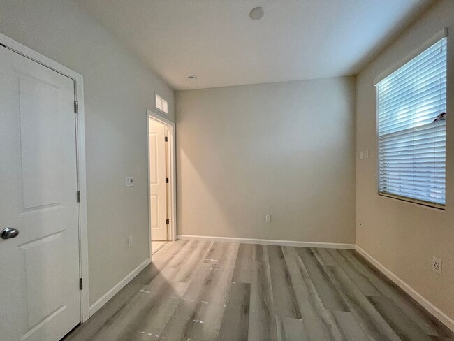 Building Photo - 1 Bedroom, 1 Bath Condo, End Unit, Convenient Napa Location