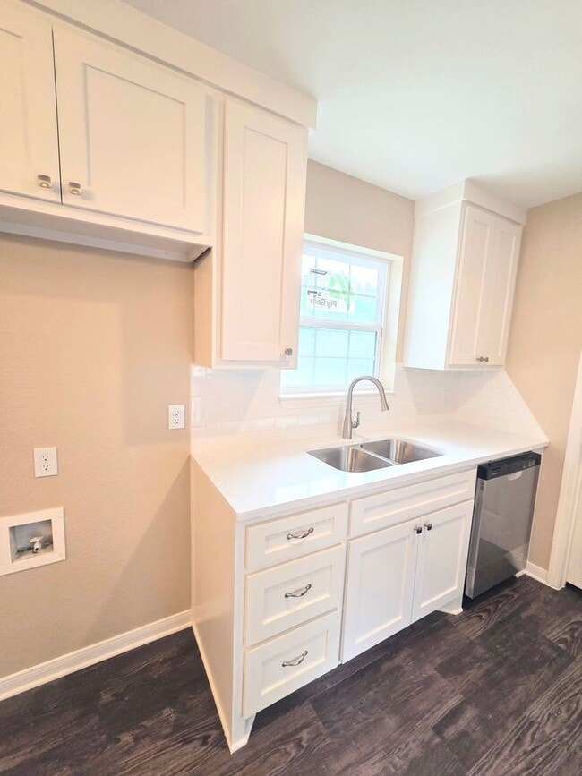 Building Photo - Beautifully Renovated 2-Story Home in Kemp...