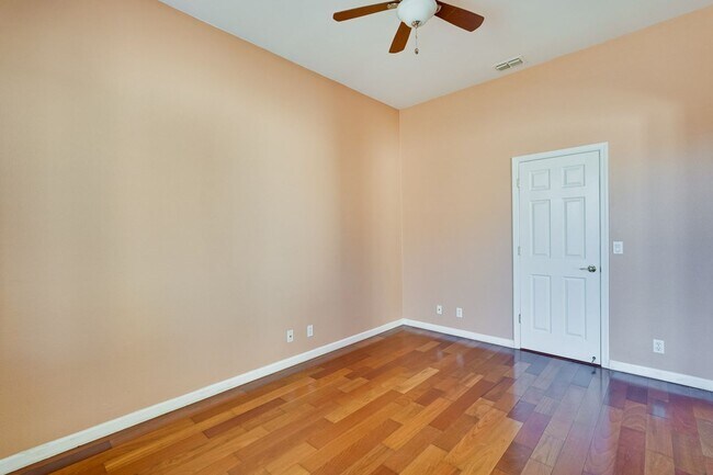 Building Photo - Spacious 3 Bedroom, 2 Bathroom Home with D...