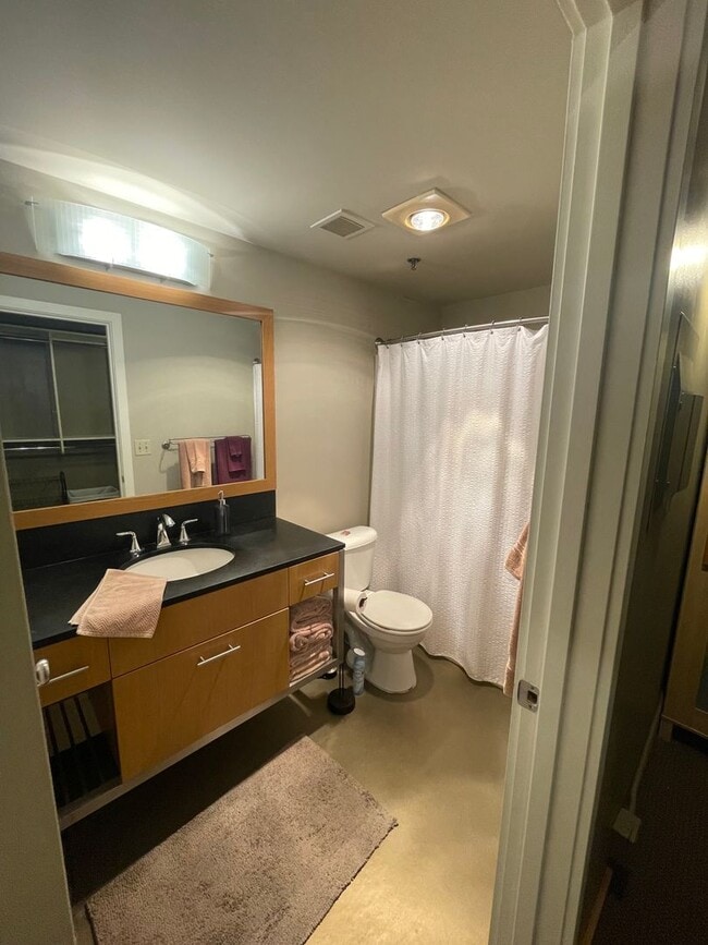 Building Photo - Beautiful Furnished Downtown Loft