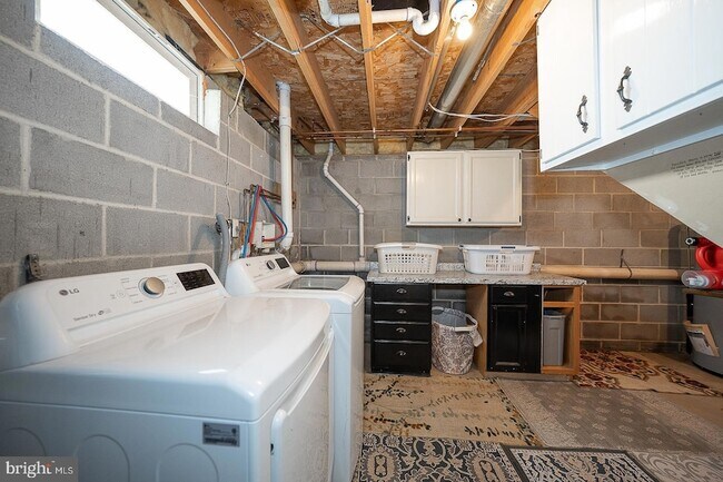 Building Photo - 586 Summit St