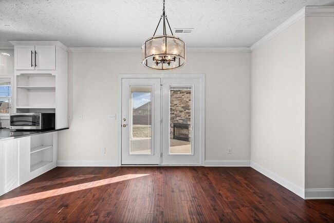 Building Photo - Pet Friendly Three Bedroom with Bonus!