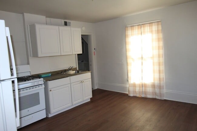 Building Photo - Upstairs Studio Apartment