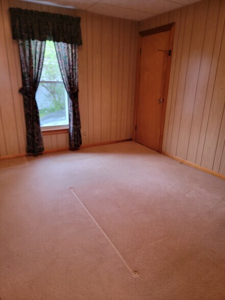 Bedroom - 810 S Kalamazoo Ave