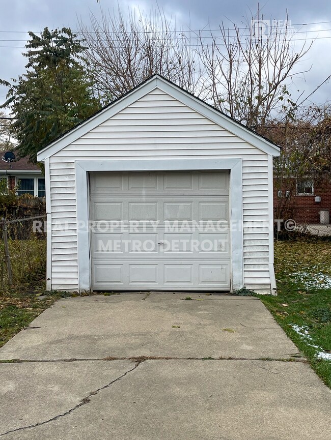 Building Photo - UPDATED TRADITIONAL COLONIAL