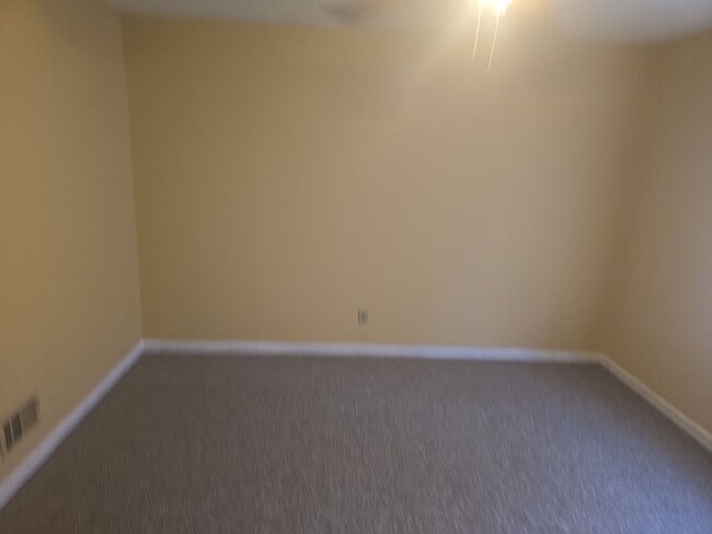 Building Photo - 2 Bed 1.5 bath townhouse