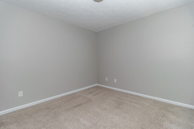 Building Photo - Large 3 bedroom (plus bonus), 2 1/2 bath home in Canterbury Farms!