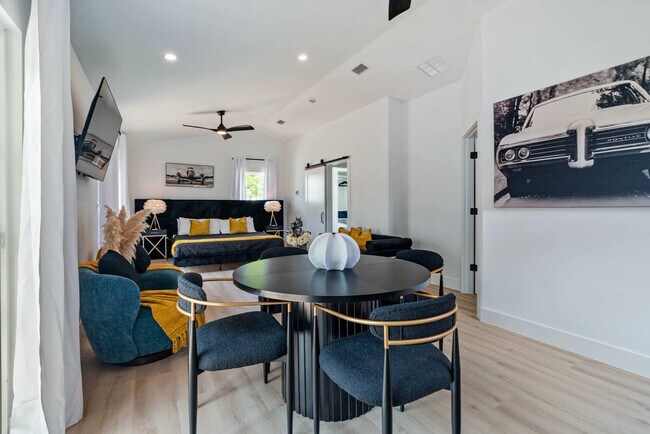 Building Photo - 30 W Castillo Dr