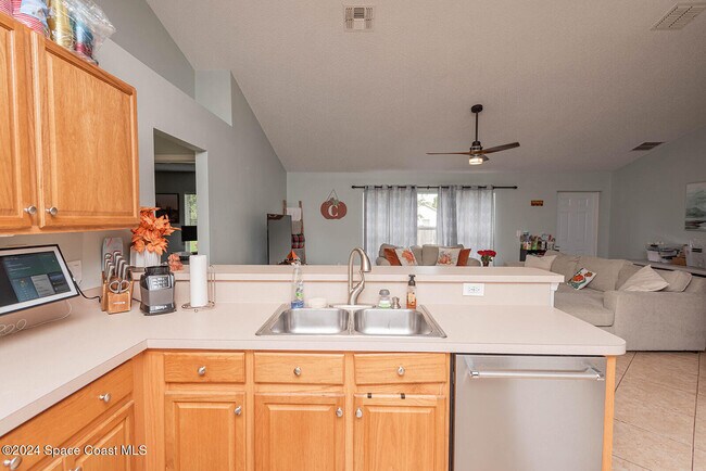 Building Photo - 721 Taluga Ave SE