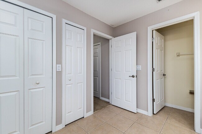 Building Photo - Beautiful 5 Bedroom Two-Story Home for Rent