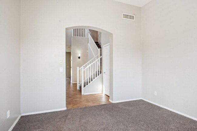 Building Photo - Beautiful 5 Bedroom 3 Bath home