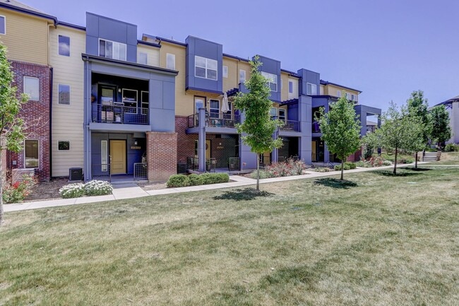 Building Photo - Two Bedroom, Two and a half bath! With Garage, Courtyard View, Stainless Appliances, Great Locati...