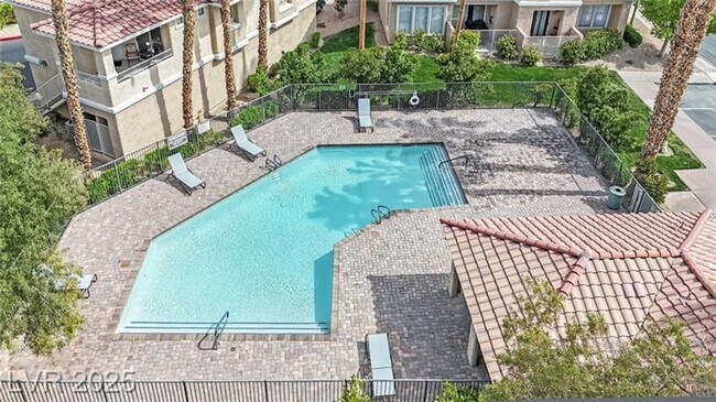 Building Photo - Exceptional 2 Bedroom in Desirable Location & Stunning Amenities