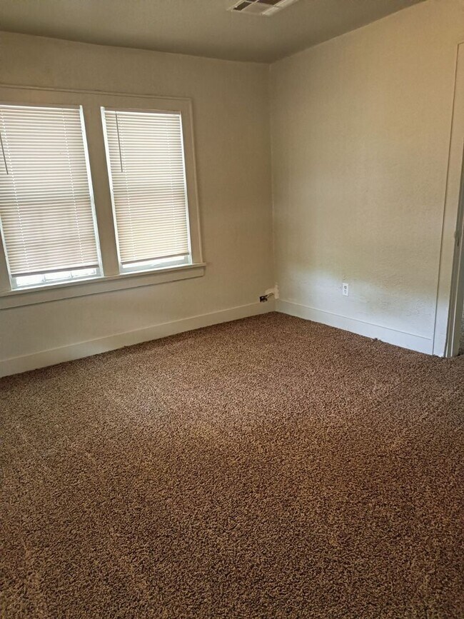 Building Photo - Beautiful 3 Bed / 1 Bath Home with Large Yard!