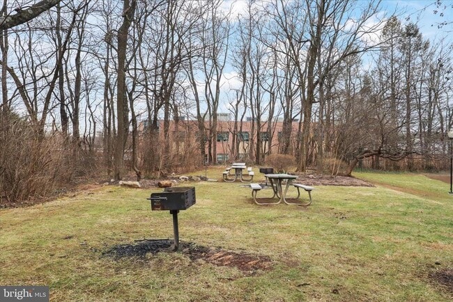 Building Photo - 3245 Rio Dr