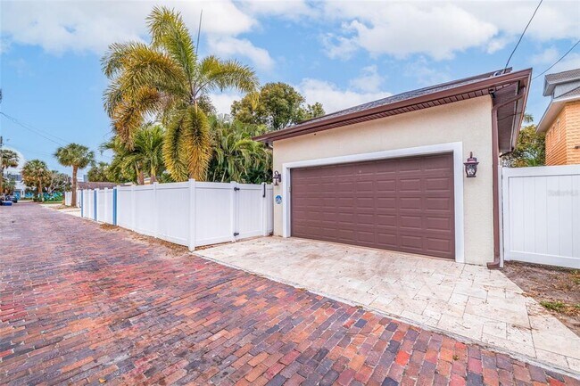 Building Photo - 310 8th Ave N