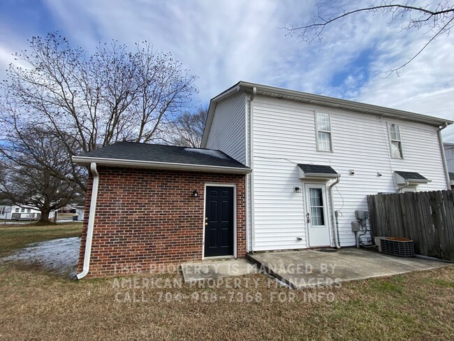 Building Photo - 501 Martin Cir