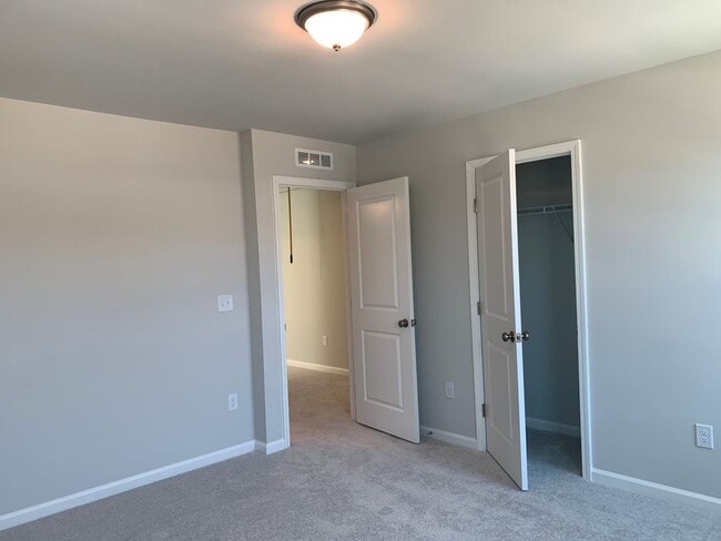 Building Photo - 139 Iris Dr