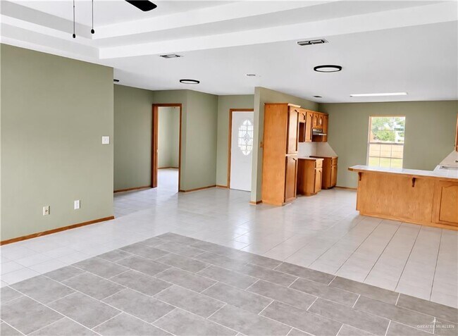 Building Photo - 1028 Fairway Dr