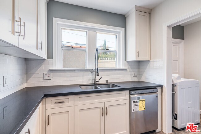 Building Photo - 726 1/2 N Edinburgh Ave