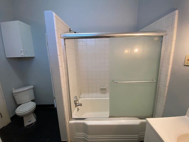 Building Photo - Top floor unit in the heart of Garden District!