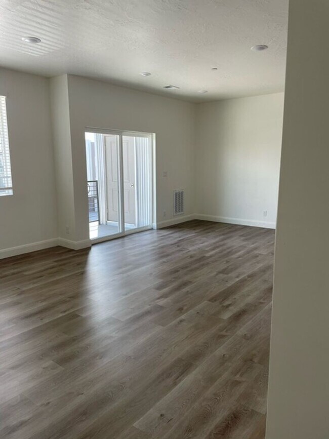 Building Photo - 3 Bedroom Condo in Desert Color with Flexible 6-12 Month Lease