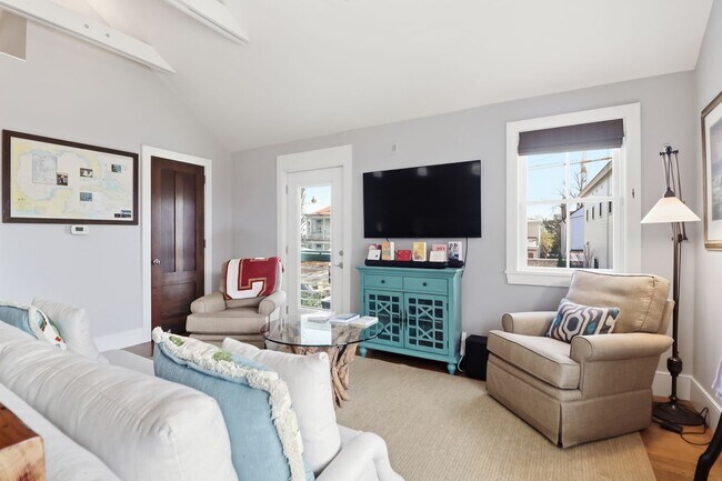 Building Photo - 28-B Charlotte Street- Amazing One Bedroom/Two Bathroom Freestanding Home