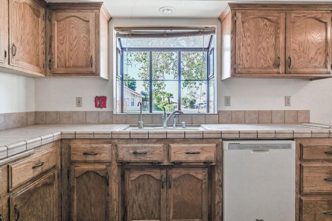 Building Photo - Great Ridgecrest 4 Bedroom Home