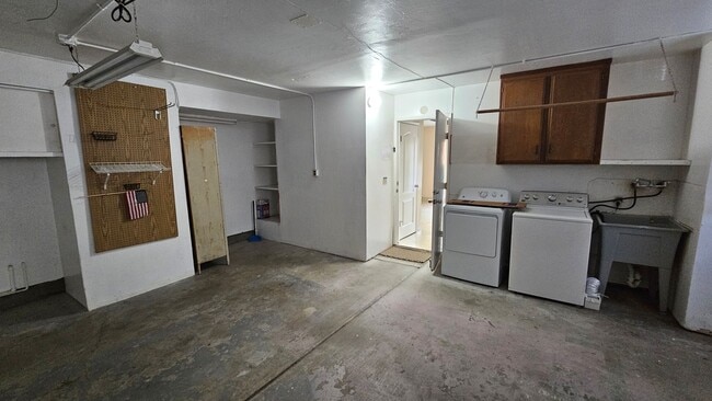 Building Photo - RENT WILL BE $3950 THROUGH MAY 2026!