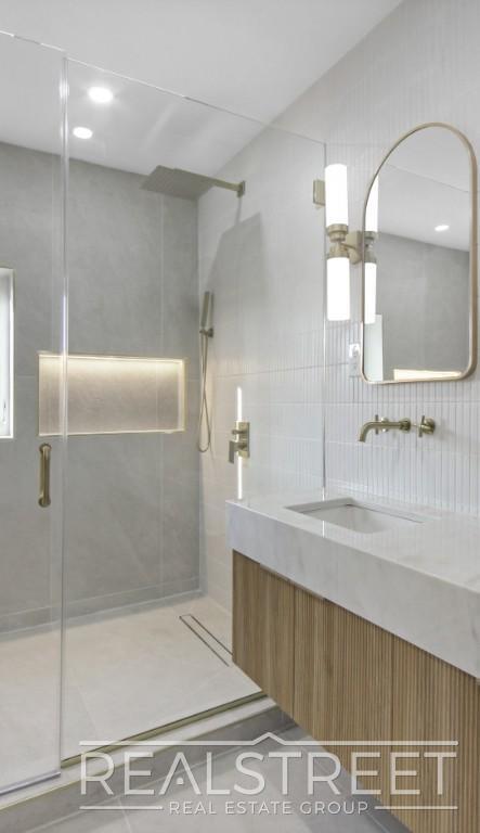 Building Photo - Stunning & Spacious Brand New 4 Bed 3 Bath...