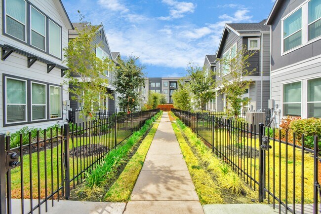 Building Photo - 787 Strawberry Pines Ct