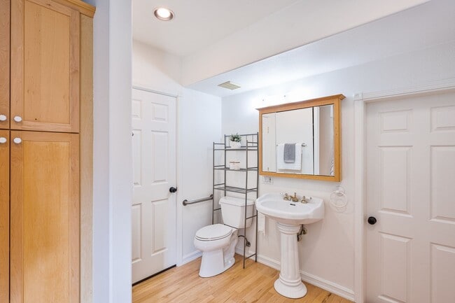 Building Photo - BEAUTIFUL 5 Bedroom Home in the Sought-After Hillshire Estates of Bull Mountain