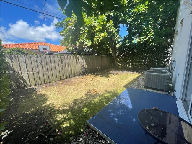 Building Photo - 3421 SW 25th St