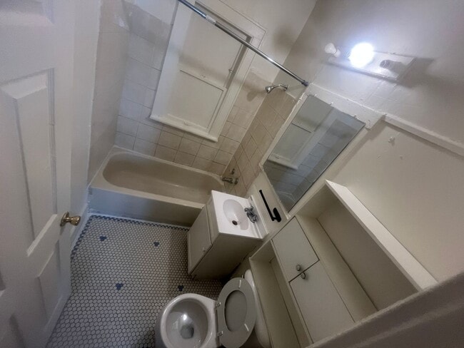 Building Photo - Spacious 2Bedroom Lower Duplex