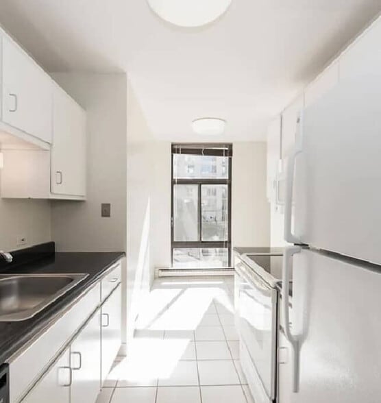 Building Photo - 1236 N Astor St