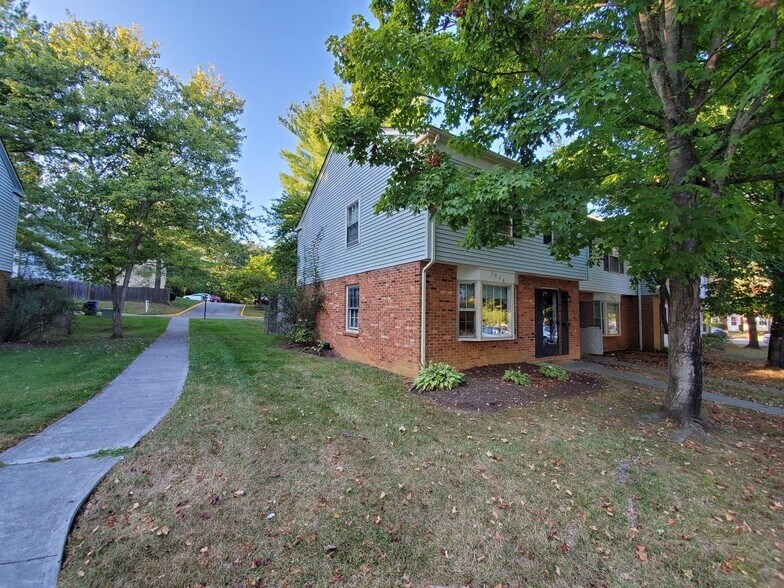 End unit. Quiet and extra windows. - 2806 Newton Ct