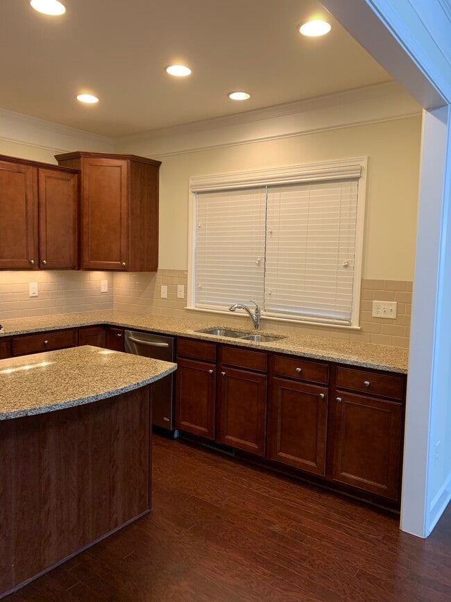 Building Photo - 2562 Sibley Dr
