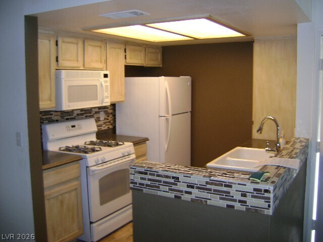 Building Photo - 7100 W Pirates Cove Rd