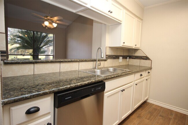 Building Photo - 13 Hideaway Dr