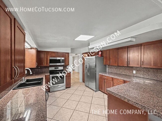 Building Photo - 800 N Alamo Ave