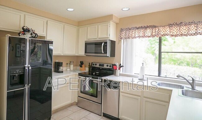 Building Photo - 211 Canyon Cir N