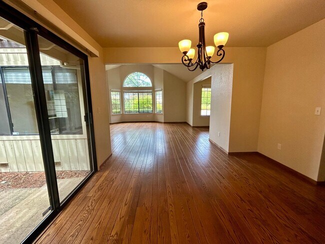 Building Photo - 8280 Oakmont Dr