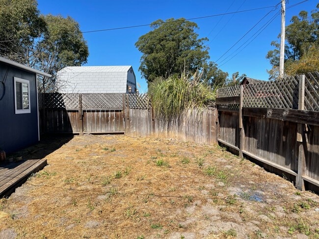 Building Photo - Cute and Quaint One bedroom in Petaluma. P...