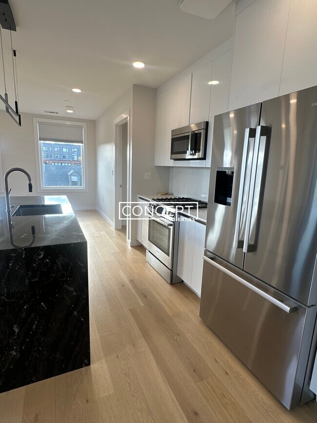 Building Photo - 194 Sumner St