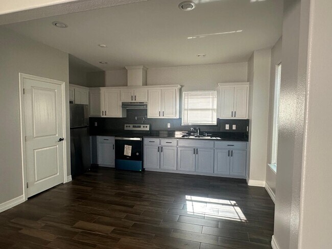 Building Photo - 215 Fig Dr